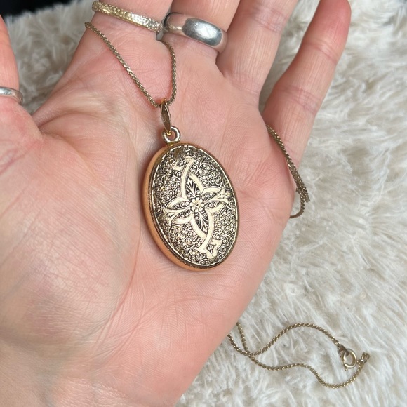 Gold Etched Necklace - Picture 4 of 6